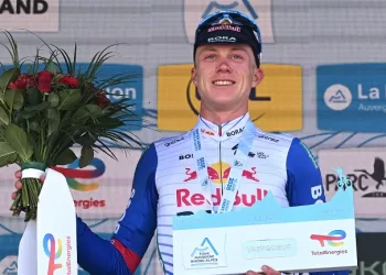 Van Gils wins 6th stage in France