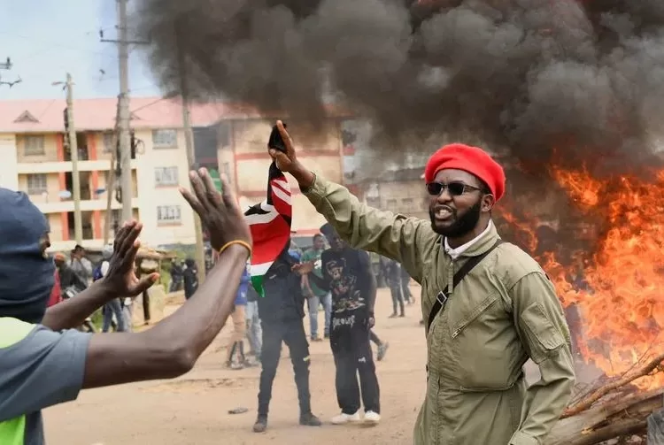 Demonstrators participate during a protest against a U.S.-backed Ebola quarantine plan on the establishment of a 50-bed facility at a Kenyan air force base that was intended to host Americans exposed to Ebola, in Nanyuki town, in Laikipia County, Kenya June 1, 2026. REUTERS/John Muchucha