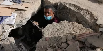Venezuelans take search for the missing in earthquake aftermath