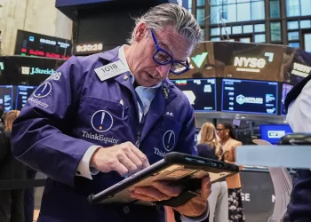 Oil prices fall, Wall Street mixed