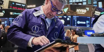 Oil prices fall, Wall Street mixed