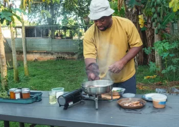 Why eat junk on a camping trip? Tips and recipes for nutritious food on the trail