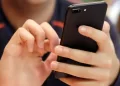 How to soothe thumb pain when texting, scrolling
