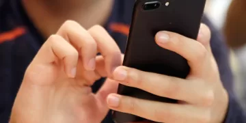 How to soothe thumb pain when texting, scrolling
