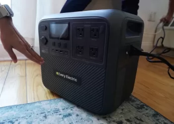 Battery bank or generator? How to choose the best backup power for your home during an outage