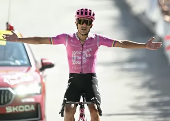 Carapaz claims Tour de France stage 18