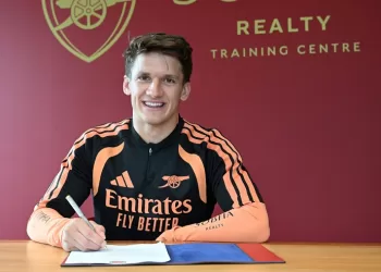 Arsenal signs Greece winger Tzolis