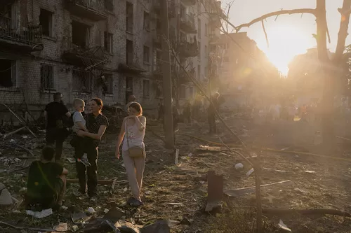 Trump wants 'senseless killing' in Ukraine to end 11 - Egyptian Gazette Residents gather at the site of a residential building damaged following a Russian air attack on the Ukrainian capital of Kyiv on July 2, 2026,