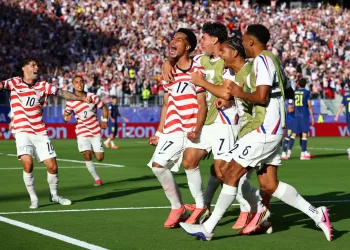 US keep World Cup dream alive