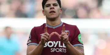 Tottenham sign Fernandes from West Ham