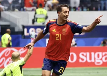 Spain sweep aside Austria 3-0 to reach last 16