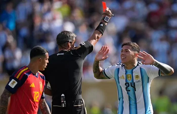 Fernandez joins World Cup red card list 14 - Egyptian Gazette Fernandez joins World Cup red card list 13 - Egyptian Gazette