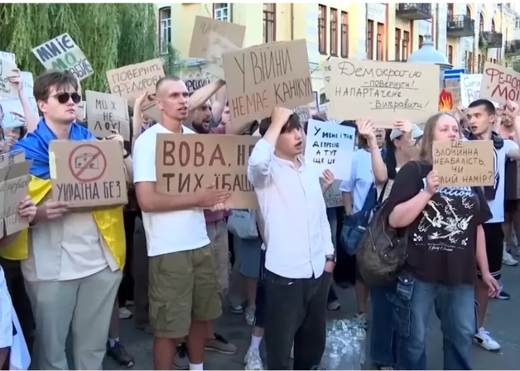 Ukrainians protest for 2nd day, call to replace army chief 12 - Egyptian Gazette Ukrainians protest for 2nd day, call to replace army chief 11 - Egyptian Gazette