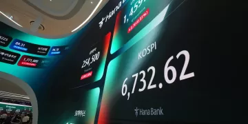 Oil sinks 5% as Asian shares gain 1 - Egyptian Gazette Shares