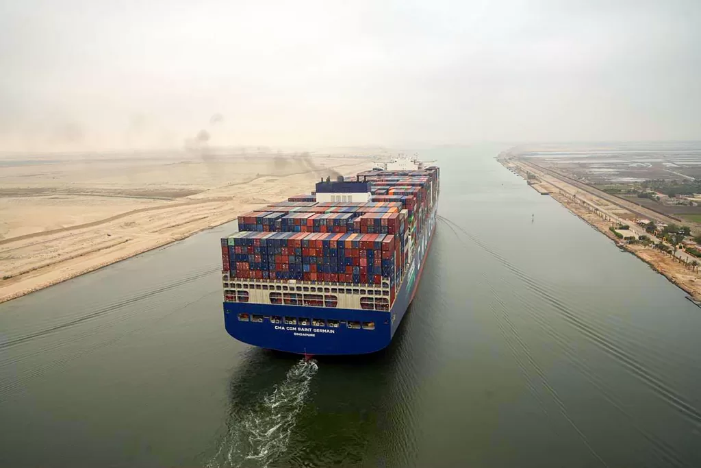 Riesiges Containerschiff durchquert als erstes den Suezkanal