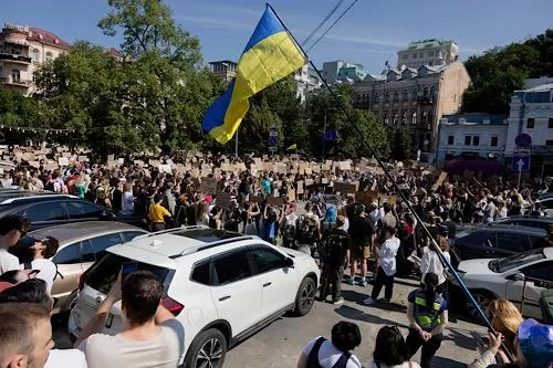Ukrainians protest firing of defence minister 11 - Egyptian Gazette Protesters chant slogans and wave a Ukranian national flag as they take part in a demonstration against Ukraine's President Volodymyr Zelensky's decision to dismiss Ukraine's Defence Minister Mykhailo Fedorov, in Kyiv on July 16, 2026