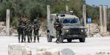 Israeli troops round up Palestinians in W. Bank
