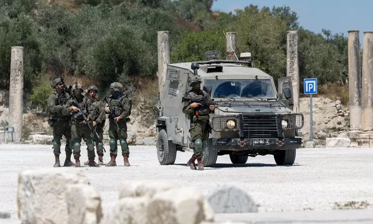 Israeli troops round up Palestinians in W. Bank 12 - Egyptian Gazette