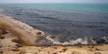 Iran demands compensation for Hormuz oil spill