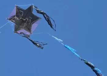 Israel orders military to treat kites launched from Gaza as drones