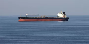 Oil prices firm on Strait of Hormuz concerns