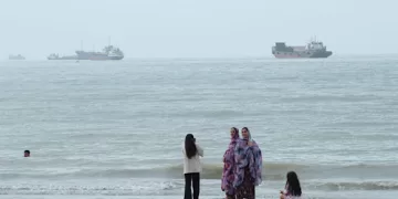 Hormuz traffic slows amid US economic threats against Iran