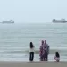 Hormuz traffic slows amid US economic threats against Iran