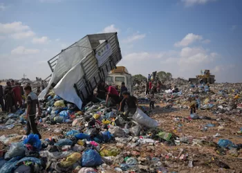 Gazans scavenge trash to cook meals