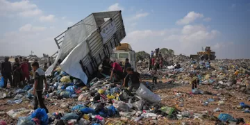 Gazans scavenge trash to cook meals