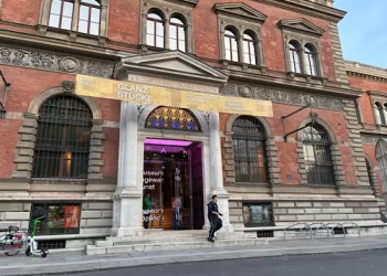 Thieves pose as visitors to steal 200-carat necklace in Vienna