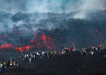 Tourists flock to erupting Mount Etna, raising safety concerns