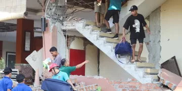 20 dead after Indonesia’s magnitude-7.7 earthquake