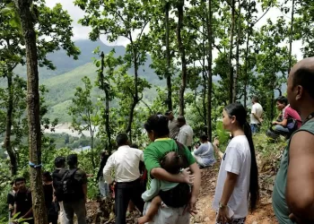 Landslide-formed lake overflows on Nepal-Tibet border