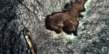 2 slicks appear in Gulf as huge oil spill off