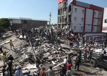 Colombia quake kills over 100, collapses buildings