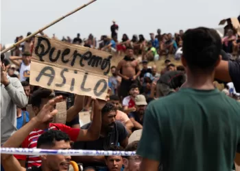 Hundreds of migrants demand asylum in Spain