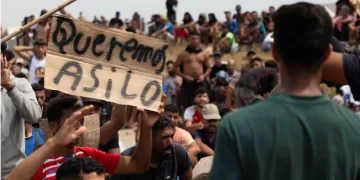 Hundreds of migrants demand asylum in Spain