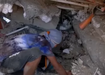 Search teams comb rubble in Colombia after quake