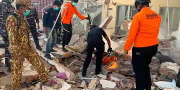 Powerful 7.7-magnitude earthquake strikes Indonesia, killing at least 40