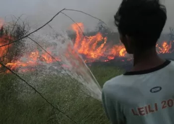 Indonesians pray for rain amid choking wildfires