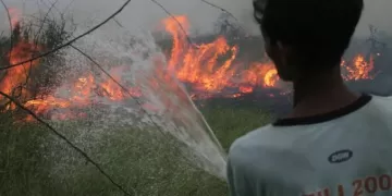 Indonesians pray for rain amid choking wildfires