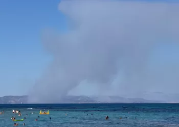2 die as wildfires sweep Greek island