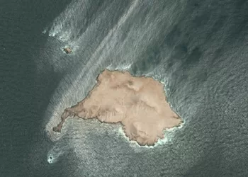 Leaking grounded oil tanker off Oman sinks further