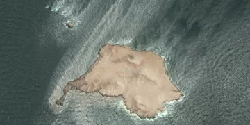 Leaking grounded oil tanker off Oman sinks further