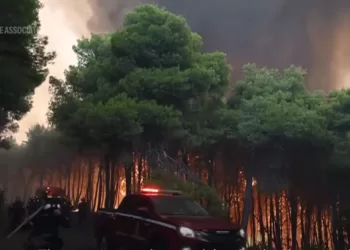 New wildfires force thousands to flee Europe
