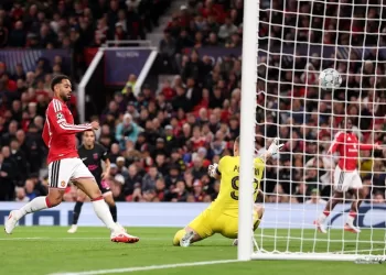 Champions League: Man Utd flex their muscle