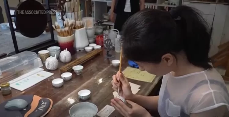 China’s porcelain capital passes heritage to next generation 12 - Egyptian Gazette