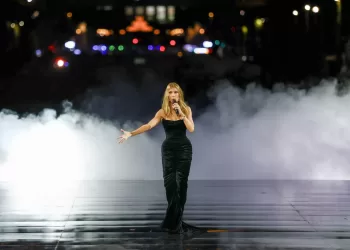 Celine Dion wows Paris Fashion Week with surprise gig