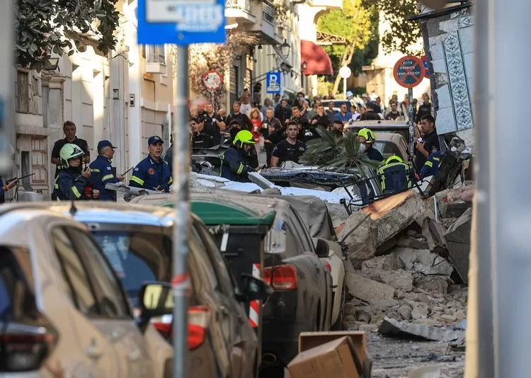 Emergency personnel work at the site where an old building partially collapsed following an explosion, at the touristy Plaka area in central Athens, Greece, September 25, 2026. REUTERS/Louisa Gouliamaki
