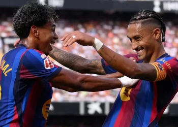 Yamal shines as Barca routs Valencia